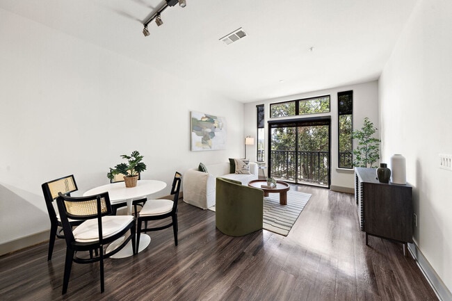 Building Photo - City Living Made Easy – 1/1 Near Downtown