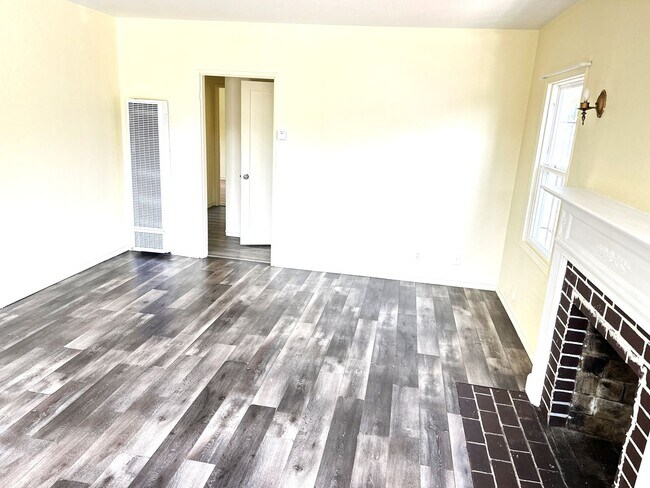 Foto del edificio - 2 BED/1 BATH/Home For RENT! Cozy, and Char...