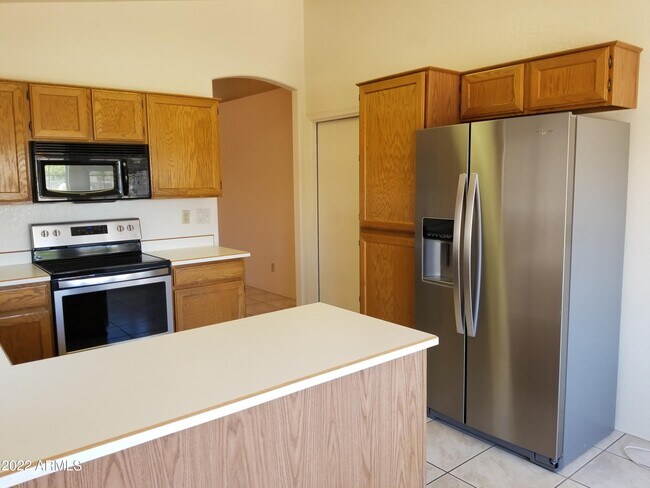 Building Photo - 10647 W Yukon Dr