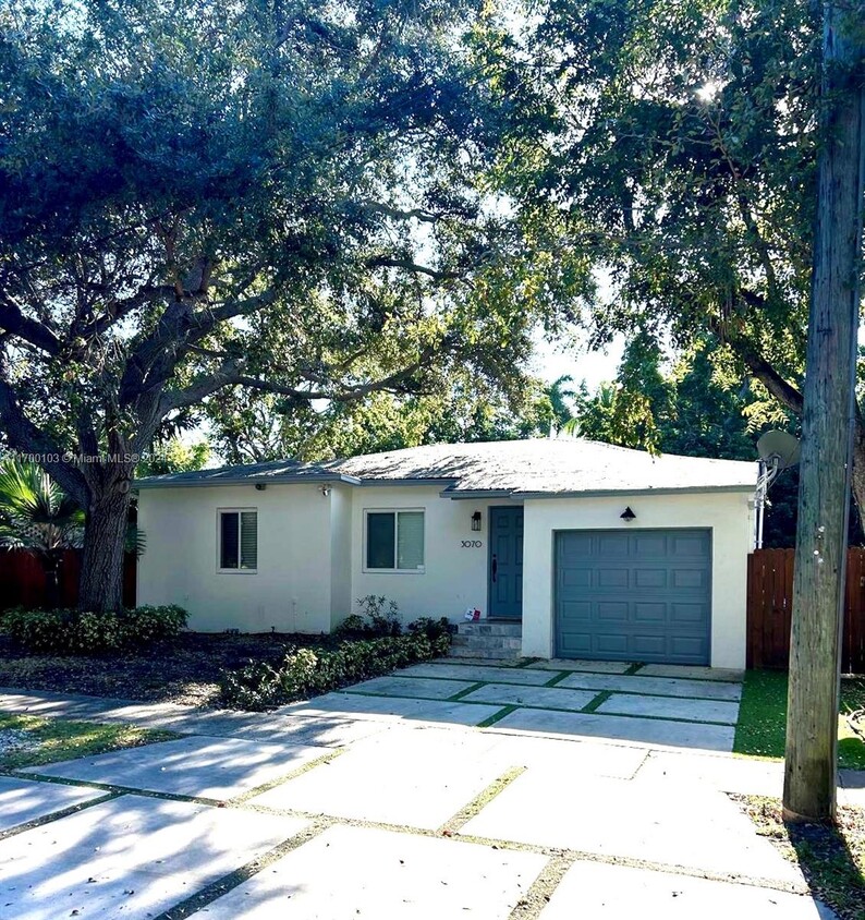 Foto principal - 3070 Calusa St