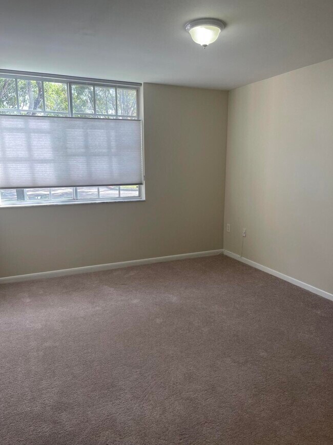 Foto del edificio - 1743 Village Blvd