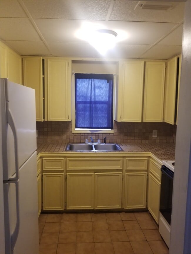 Building Photo - 300 E Champion St