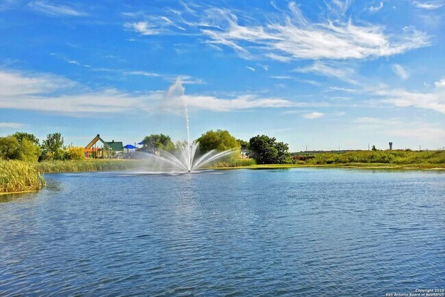 Foto del edificio - Move-In Ready 4-Bed, 2-Bath Home with Gran...