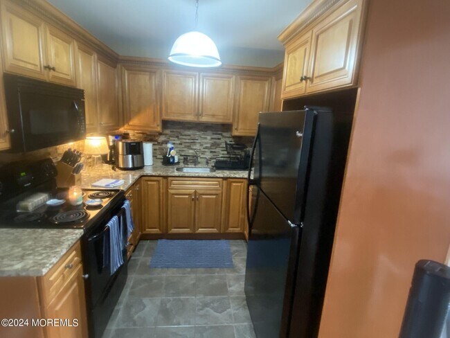 Building Photo - 330 Shore Dr