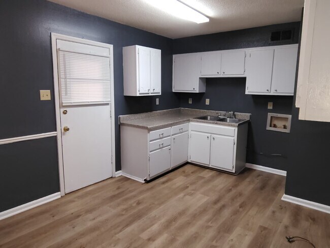 Building Photo - 587 Hillbrook Dr