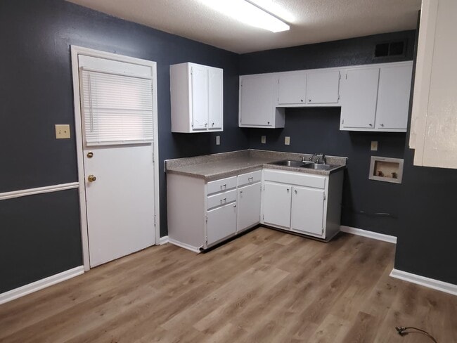 Foto del edificio - 587 Hillbrook Dr