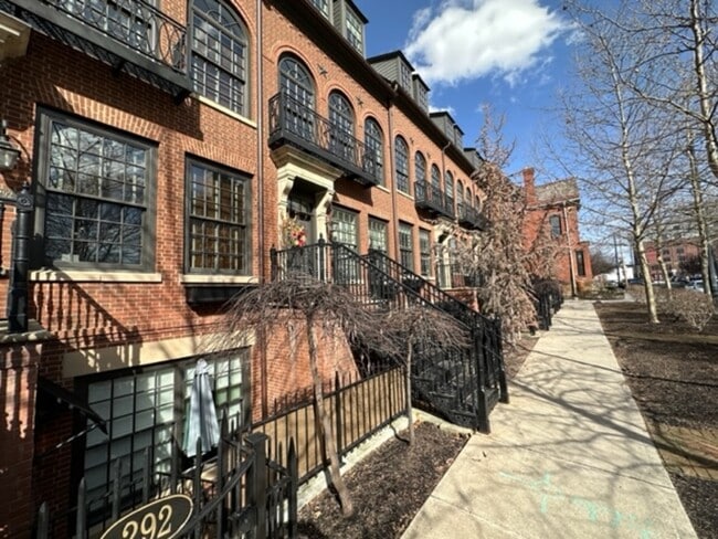 Building Photo - 294 1/2 E Gay St