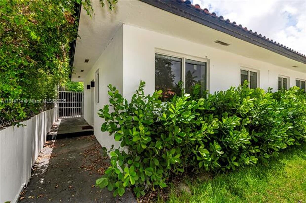Photo - 1955 SW 5th Ave unit 1 (A11844734)