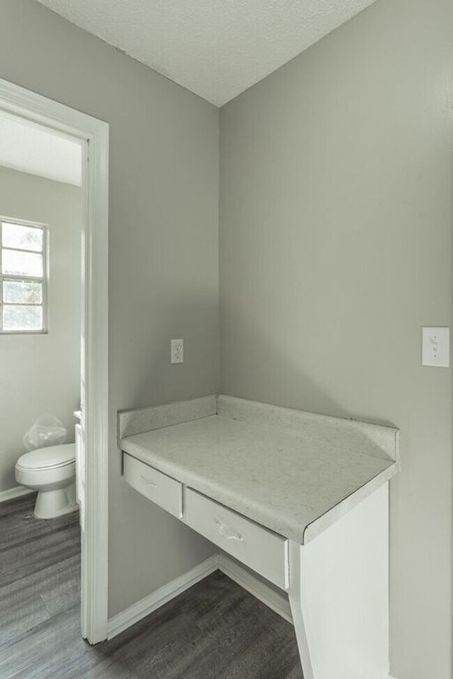 Building Photo - Newly renovated 3 bedroom, 1.5 bathroom fo...