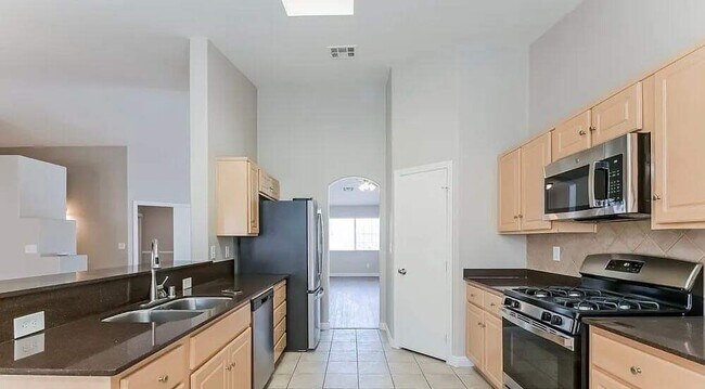 Building Photo - 534 Trocadero St