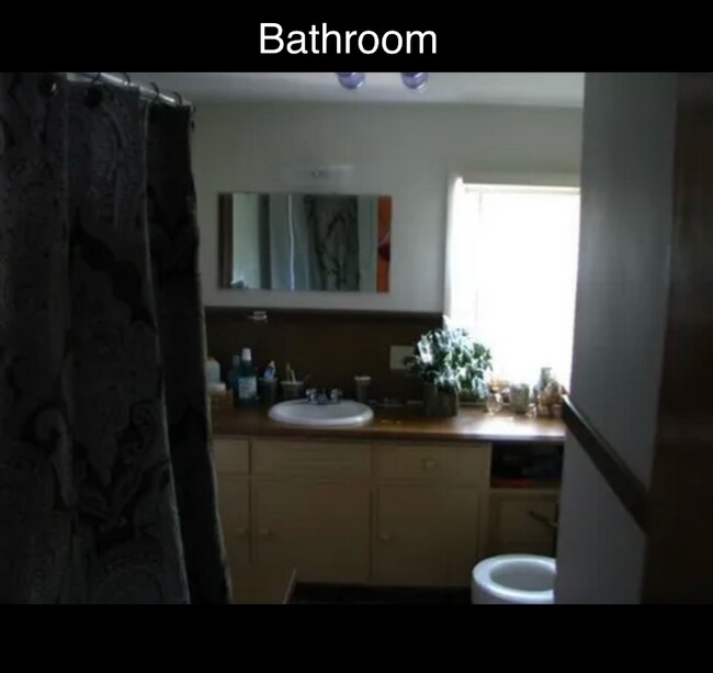 Building Photo - 850 Houseman Ave NE