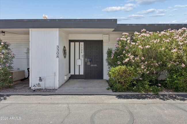 Foto del edificio - 3308 E Camelback Rd