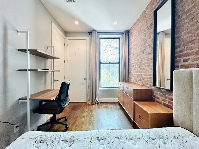 Foto del edificio - Furnished room/NOT APARTMENT
