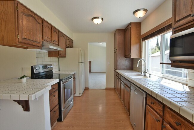 Foto del edificio - Immaculate 4 Bedroom 2.5 Bath North Milpit...