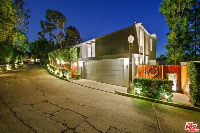 Building Photo - 9416 Beverlycrest Dr