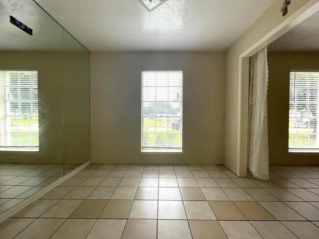 Building Photo - 11031 Silkwood Dr
