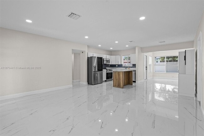 Foto del edificio - 3220 NW 4th Ct