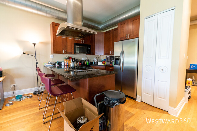 Building Photo - 1107 W Lawrence Ave