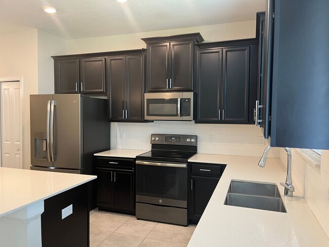 Building Photo - 4 Bed 3.5 Bath Townhouse in Storey Lake