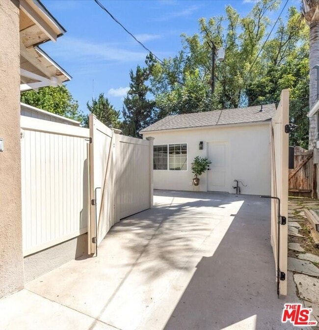 Building Photo - 12820 Hatteras St