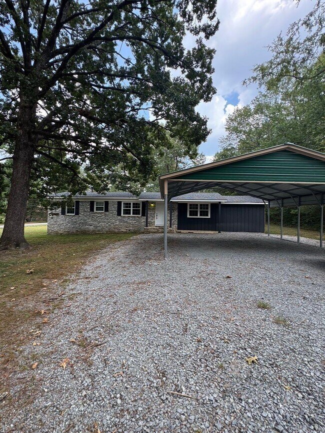 Foto del edificio - 2608 Hurricane Lake Rd