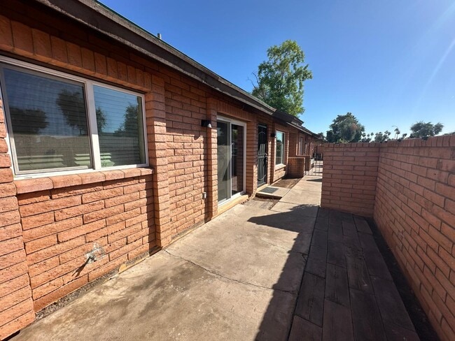 Foto del edificio - 116 W Loma Vista Dr