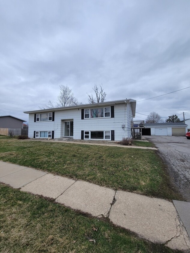 2085 1st Ave Unit 1, Marion, IA 52302 Room for Rent in Marion, IA