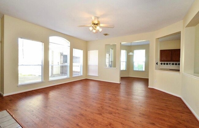 Building Photo - 15410 Oak Lake Glen Dr