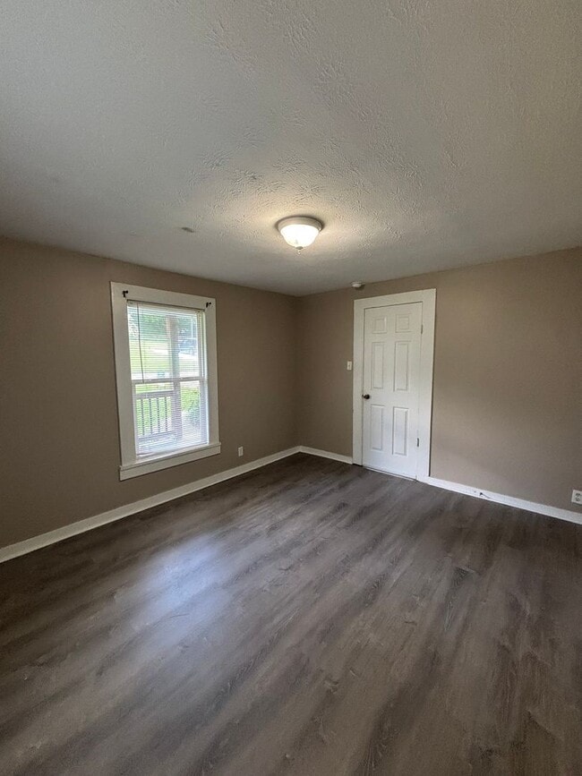 Building Photo - North Knoxville Cottage!