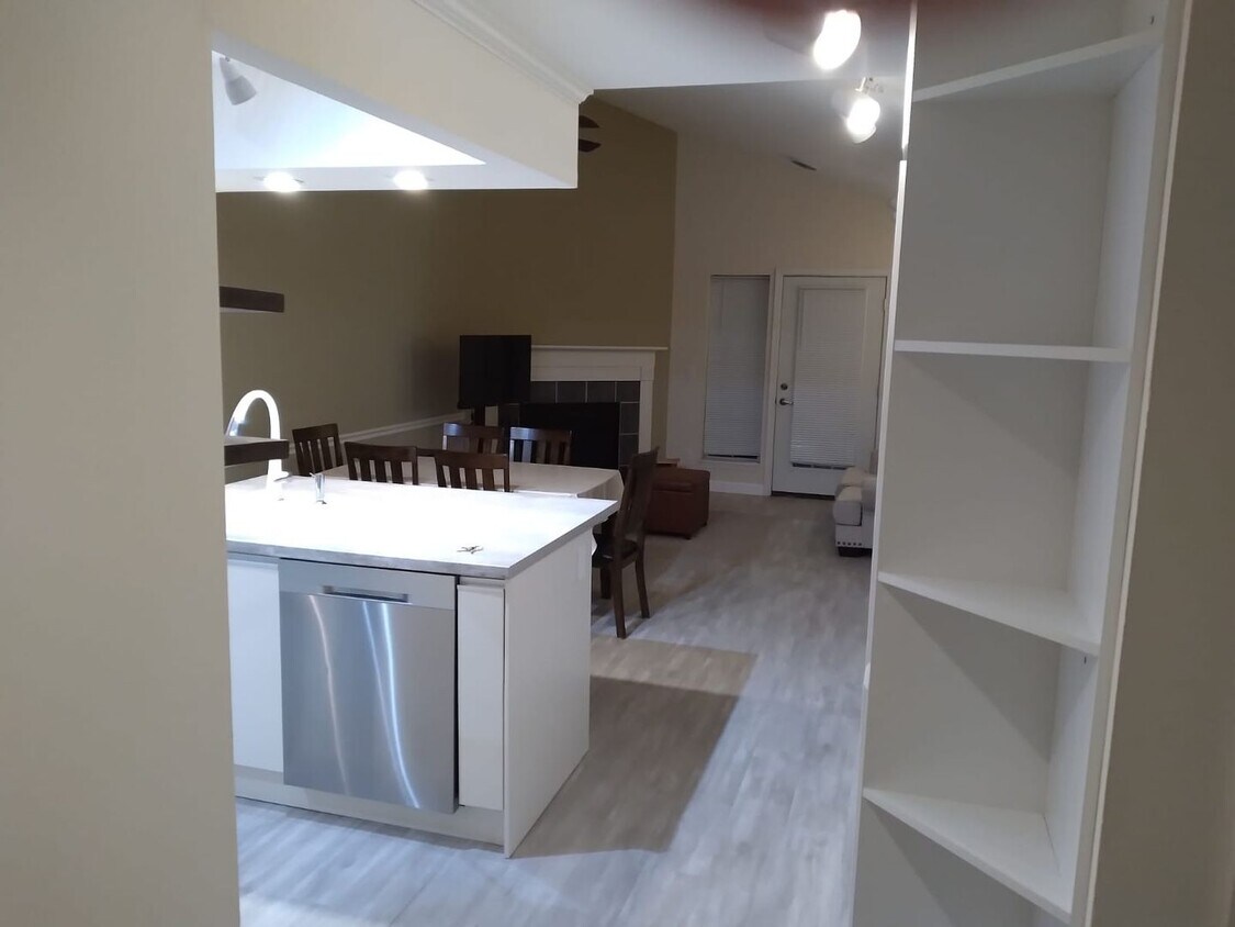 Primary Photo - Flexible Lease Term Rental Available at Po...