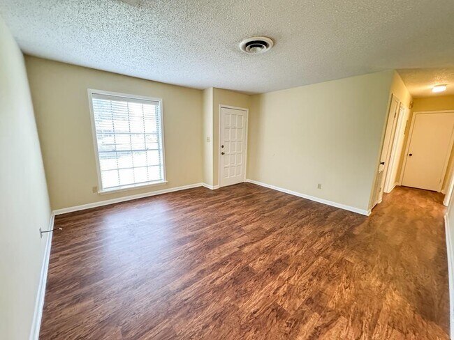 Foto del edificio - 301 E Park Ave