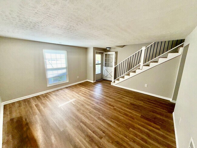 Foto del edificio - 815 Clareridge Ln