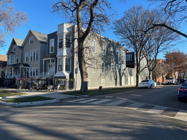 Building Photo - 3301 N Oakley Ave