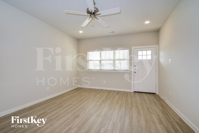 Building Photo - 600 Ava Trl