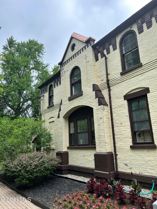 Building Photo - 73 Court St