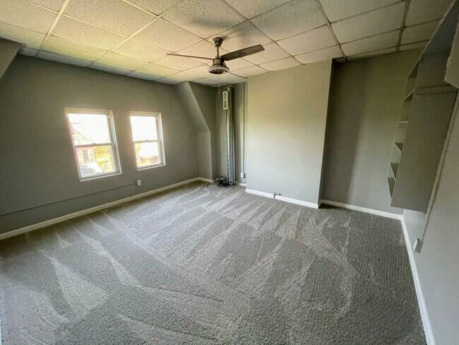 Foto del edificio - 6 bed 3 bath - recently updated large home...