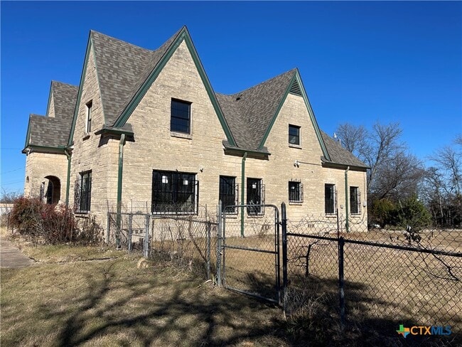 Foto del edificio - 111 W Fowler Ave