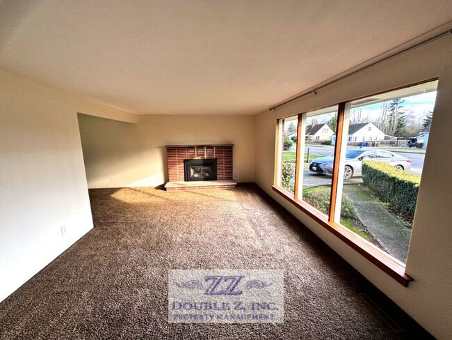 Building Photo - Spacious 2 Bedroom House with Garage and l...