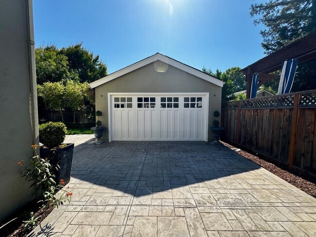 Building Photo - 1046 Byerley Ave
