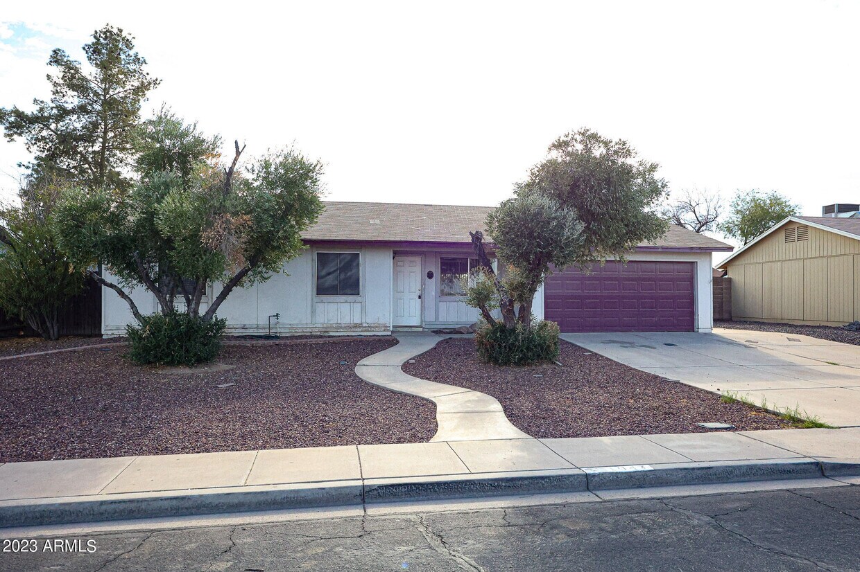 Primary Photo - 1047 W Cornell Dr