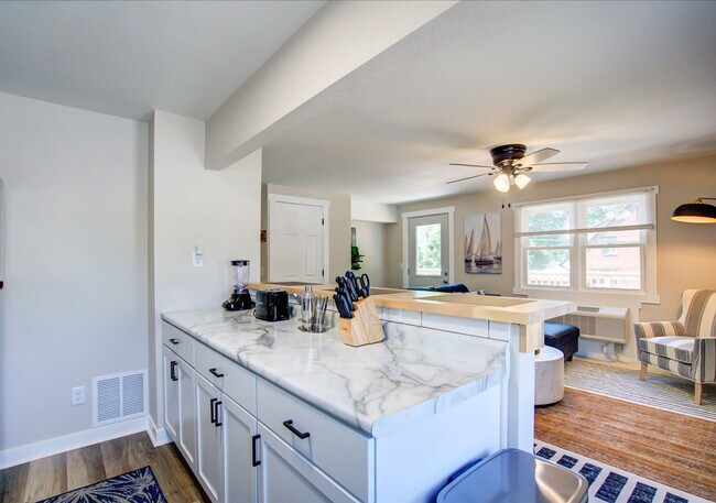 Foto del edificio - 156 Rodney Ct