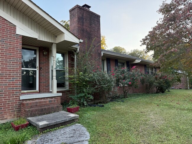 Building Photo - 212 White Oak St