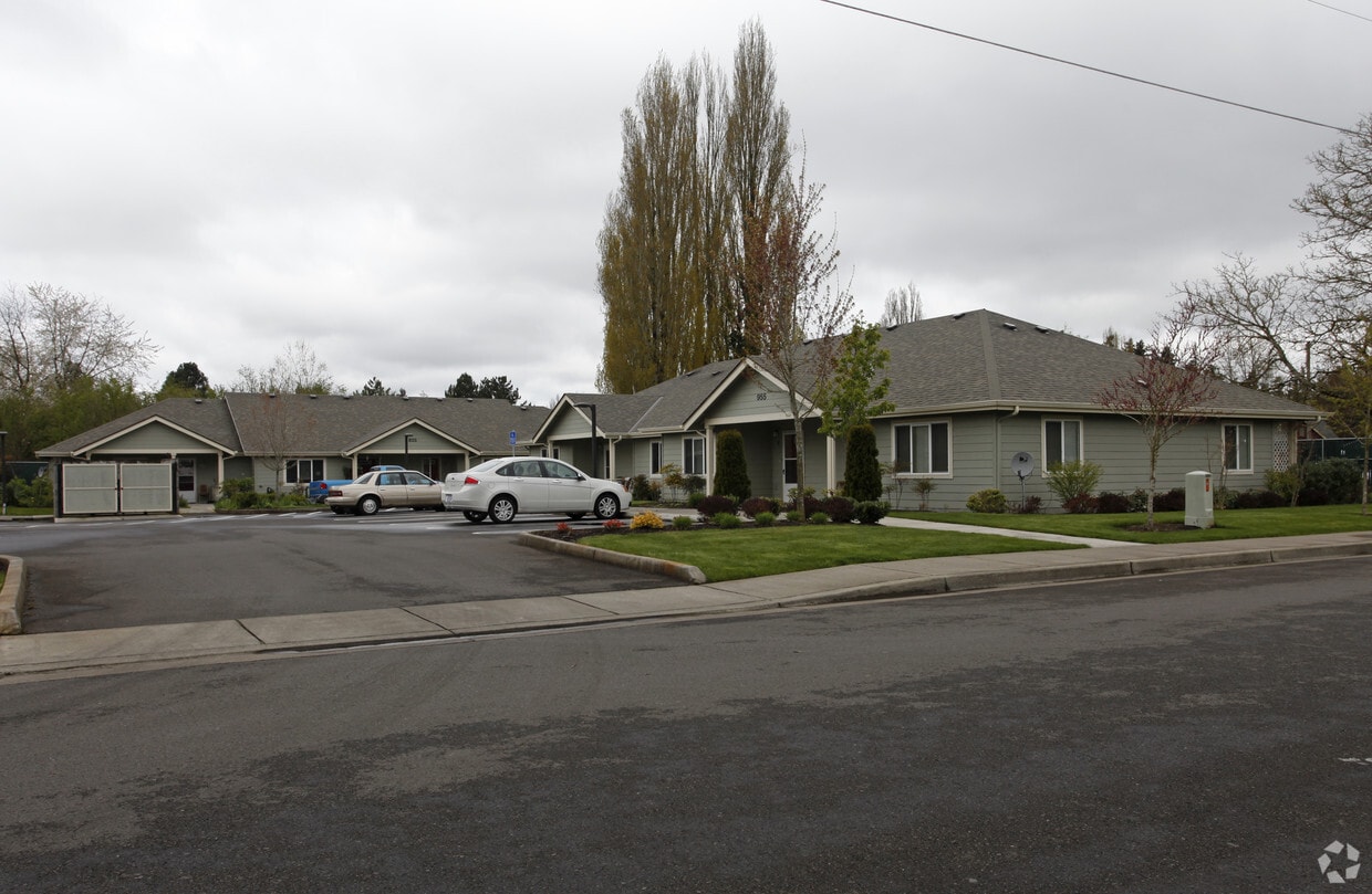 Hazelwood Estates Apartments in Woodburn, OR
