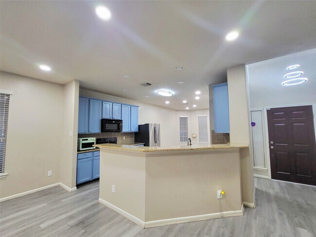 Building Photo - 7334 Jacobs Well Dr