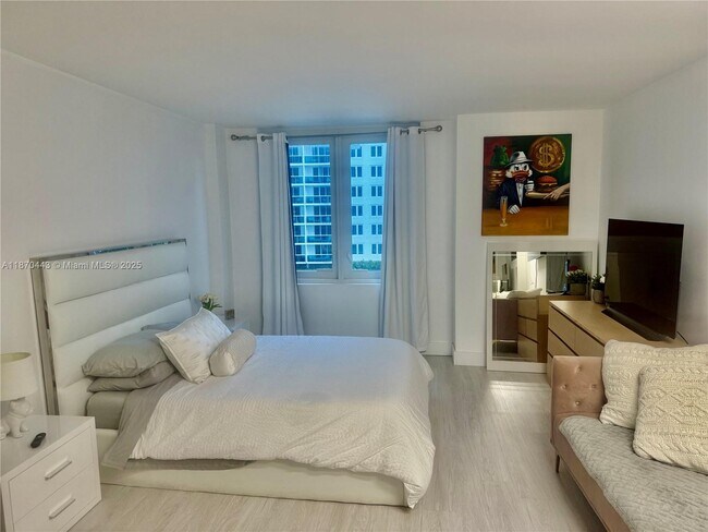 Building Photo - 2301 Collins Ave