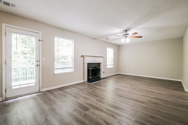 Foto del edificio - 4410 Reserve Hill Crossing