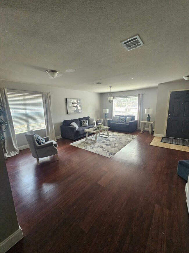 Building Photo - 3 BR/2.5BA | Updated Single Family Home | 2-Car Garage Parking | In Grand Prairie!