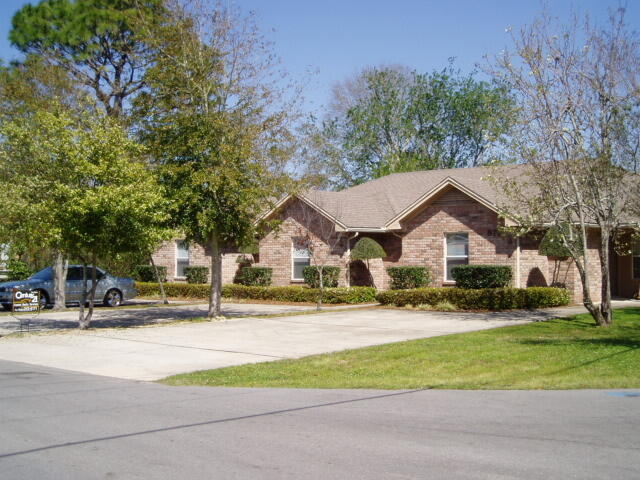 Foto principal - 879 Fairview Dr