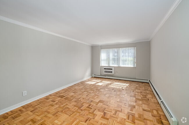 1BR, 1BA - 663SF - Living Room/ Dining Room - Maple Crest Apartments at Williston Park