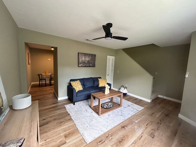 Building Photo - Adorable Updated 2/1.5 Furnished or Unfurn...